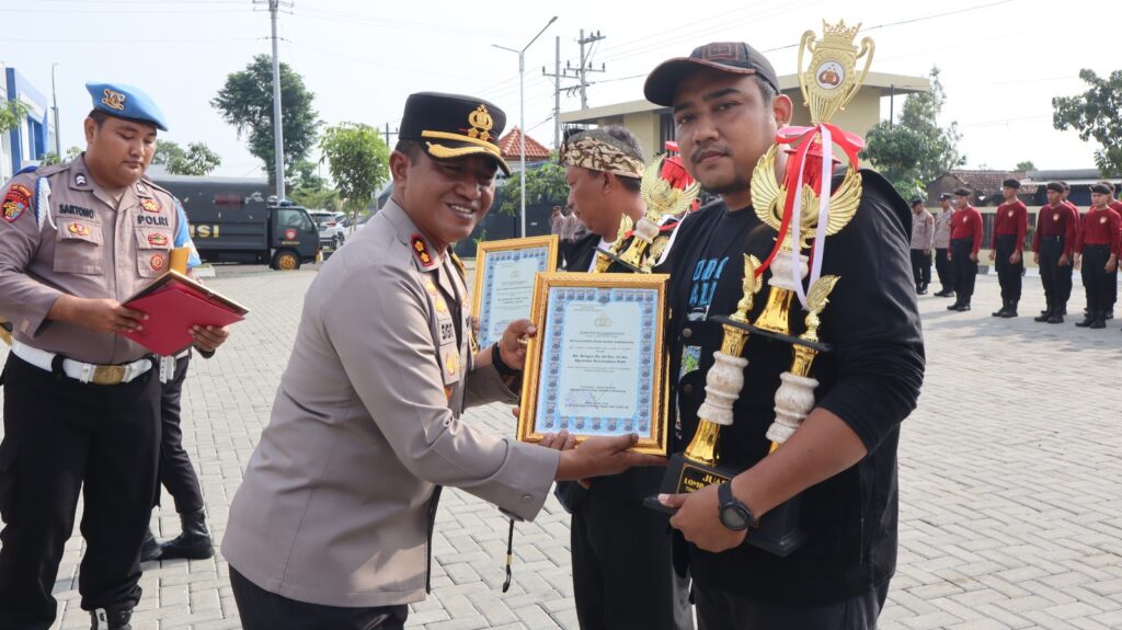 Juara Lomba Satkamling Tingkat Polres Terima Reward dari Kapolres Sukoharjo