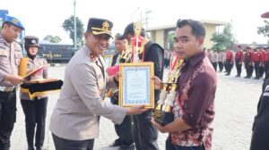 Anggota yang Juara Lomba Satkamling Dapat Penghargaan Kapolres Sukoharjo