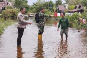 Tanggap Banjir, Bhabinkamtibmas Tumbang Tahai Tinjau Lokasi Luapan DAS Rungan