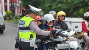 Polres Sukoharjo Beri Himbauan Pengendara saat Ops Keselamatan Candi