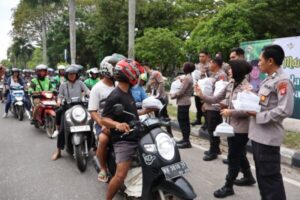 Peduli Masyarakat Berpuasa, Polda Kalteng Bagikan 200 Takjil Gratis