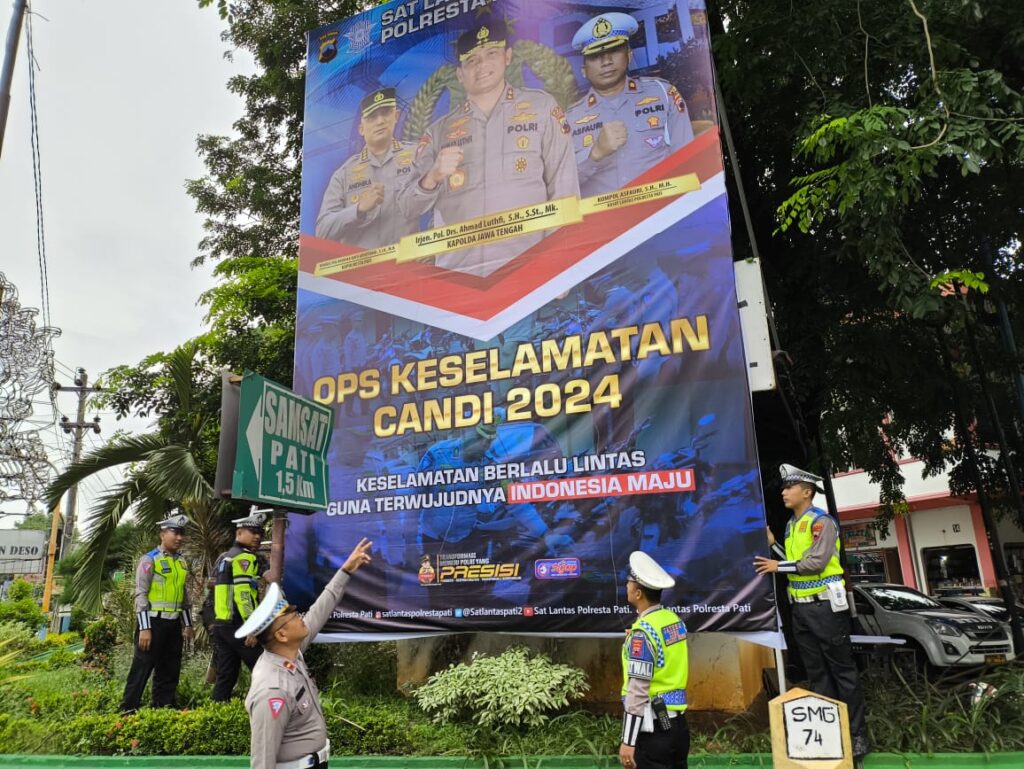 Satlantas Polresta Pati Pasang Bendera dan Bagikan Stiker: Ajakan Keselamatan Berkendara