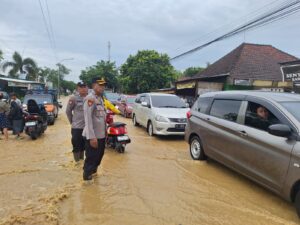 Banjir Rendam Jalan-jalan di Kayen, Polsek Lakukan Tindakan Tanggap Cepat