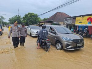 Polisi di Kayen Lakukan Penanganan Banjir, Imbauan kepada Pengguna Jalan