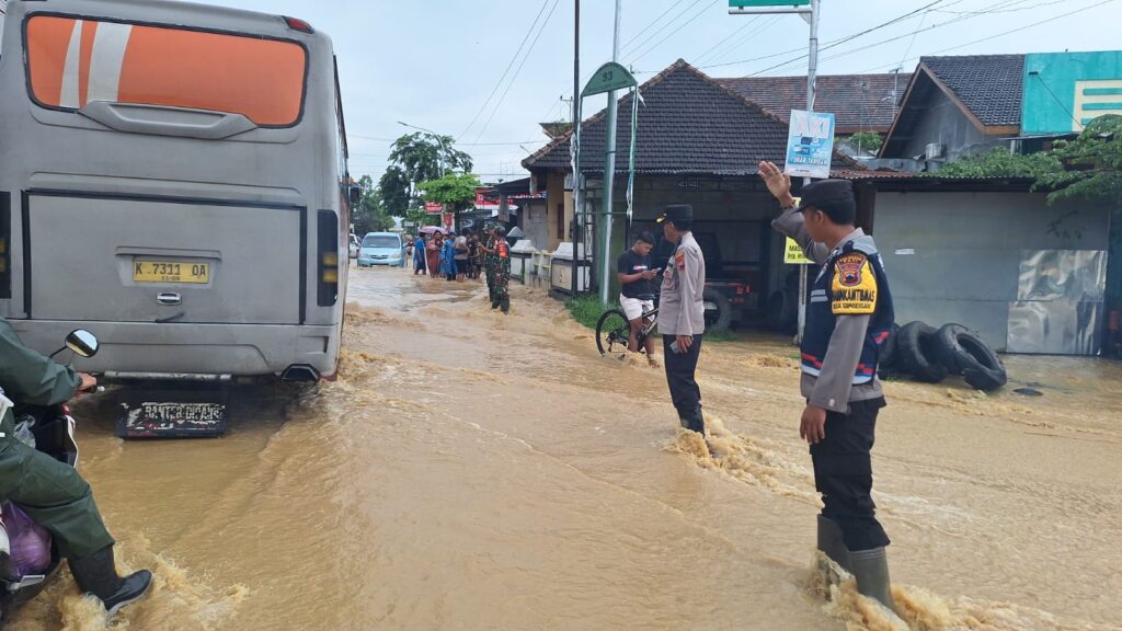 Personel Polsek Kayen Beri Pengamanan di Titik-titik Banjir, Kapolsek Himbau Warga Waspada