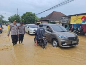 Gerak Cepat, Polsek Kayen Pati Mengatur Lalulintas di Jalan yang Terendam Banjir