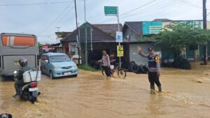 Banjir Parah di Kayen, Polsek Kerahkan Personel untuk Atasi Kemacetan Lalu Lintas