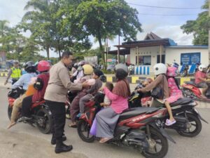 Kapolres Gunung Mas Turun Ke Jalan Bagi Takjil Dibulan Suci Ramadan