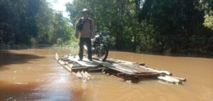 Pantau Banjir Di Desa Muara Sumpoi, Bhabinkamtibmas Imbau Warga Tetap Waspada