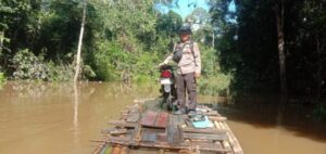 Pantau Lokasi Banjir Di Desa Muara Sumpoi, Bhabinkamtibmas Imbau Warga Tetap Waspada