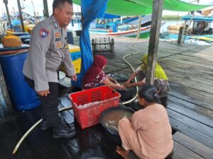 Ciptakan Rasa Aman Bulan Ramadhan, Personel Polsek Jelai Patroli ke Nelayan