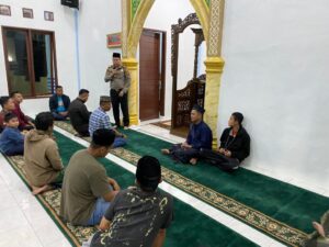 Anggota Polres Humbahas Laksanakan Tarawih Bersama Masyarakat