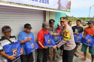 Peduli, Polda Kalteng dan Pemkot Palangka Raya Salurkan 1.500 Paket Sembako