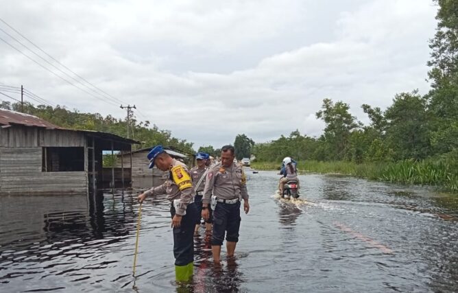 Banjir Merendam Lintas Trans Kalimantan, Polres Pulang Pisau Pamtur Jalan