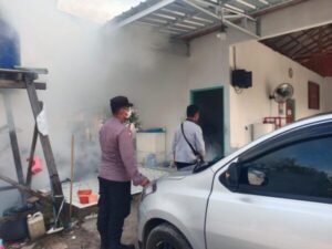 Bhabinkamtibmas Kasongan Lama Mendampingi Fogging di Ponpes Manhajus Sholihin