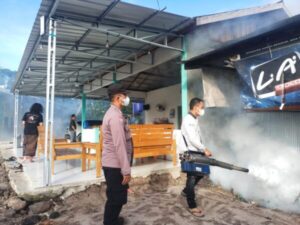 Bhabinkamtibmas Kasongan Lama Dampingi Fogging di Ponpes Manhajus Sholihin