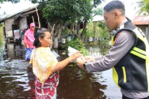 Beri Layanan Kesehatan Korban Banjir, Rumkit Bhayangkara Terjun Ke Pemukiman