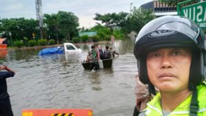 Polisi Bantu Evakuasi Korban Banjir di Semarang