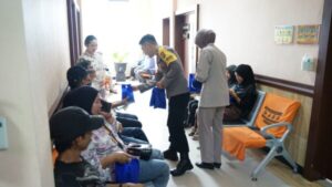 Rumkit Bhayangkara Palangka Raya Bagikan Ratusan Takjil Ke Pengunjung dan Pasien