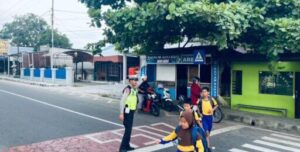 Polres Sukamara Atur Lalulintas Pastikan Keselamatan Penyeberang Jalan