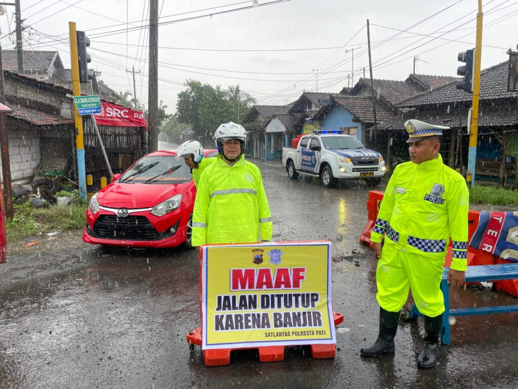 Banjir Merendam Jalan, Satlantas Polresta Pati Lakukan Rekayasa Lalu Lintas