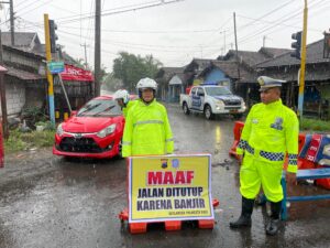 Banjir di Sejumlah Ruas Jalan, Satlantas Polresta Pati Lakukan Rekayasa Lalu Lintas