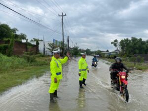 Personil Satlantas Polresta Pati Lakukan Rekayasa Lalin di Jalan Terdampak Banjir