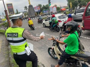 Sat Lantas Polres Sukoharjo Turun ke Jalan dan Bagikan Takjil Gratis