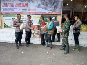 Salurkan Bansos dan Bantu Dapur Umum, Kapolresta Pati Peduli Korban Banjir di Juwana