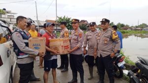 Polsek Juwana Berbagi Takjil untuk Meringankan Beban Korban Banjir