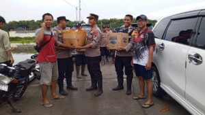 Polsek Juwana Salurkan 150 Takjil di Tiga Desa yang Terdampak Banjir