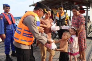 Polres Pulang Pisau dan Bhayangkari Berbagi Takjil saat Ramadhan