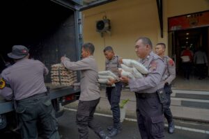 Polres Batang Salurkan Bantuan Untuk Warga Terdampak Banjir di Pekalongan