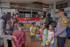 Peduli Warga Terdampak Banjir di Pekalongan, Polres Batang Berikan Bantuan