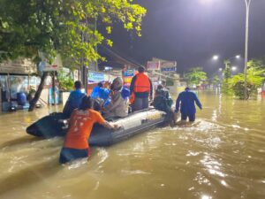 Ditpolairud Polda Jateng turunkan Perahu Karet dan Truk Dinas di Kali Gawe Semarang