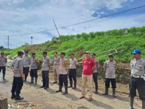 Antisipasi Banjir, Polisi dan Warga Gelar Kerja Bakti Perbaiki Tanggul Sungai Jebol di Margoyoso Pati