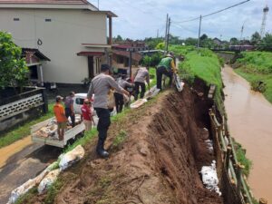 Kapolsek Margoyoso dan Warga Bersatu Perbaiki Tanggul Sungai Pasca Banjir