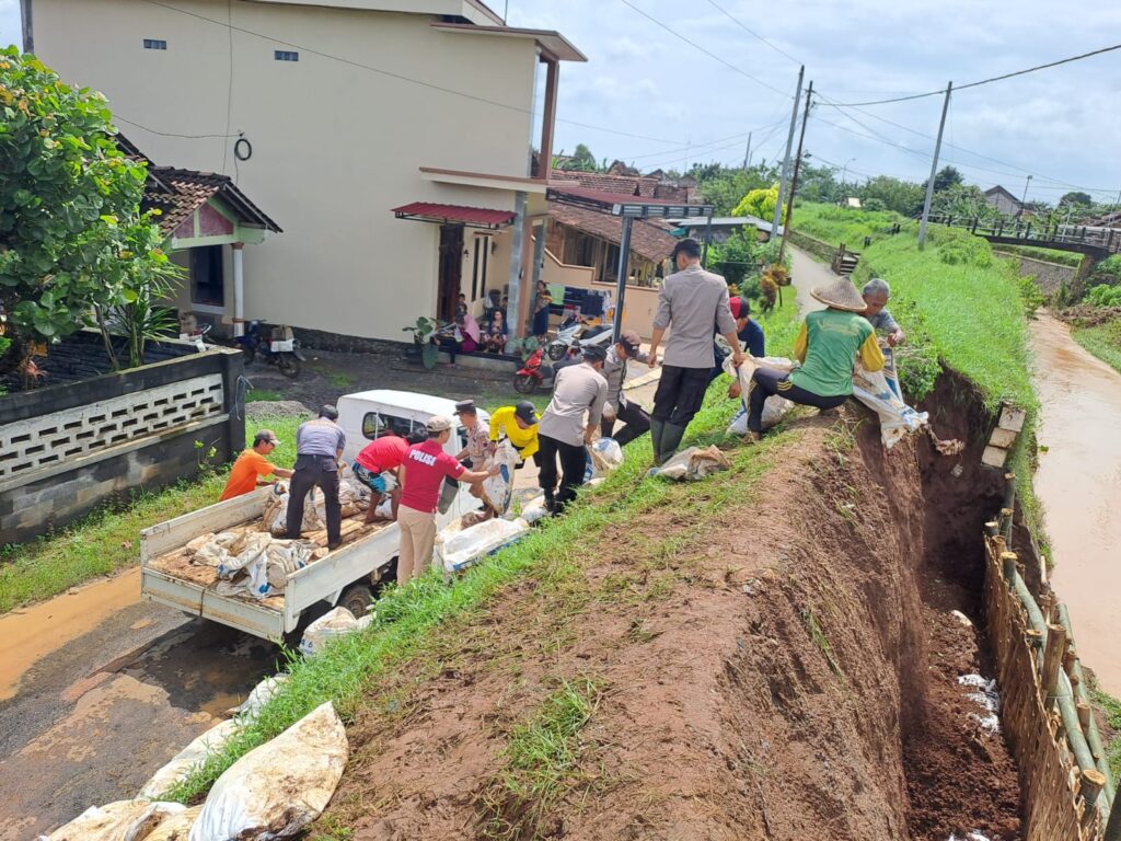 Banjir Melanda, Kapolsek Margoyoso Turun Langsung Pimpin Perbaikan Tanggul