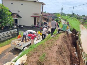 Banjir Melanda, Kapolsek Margoyoso Turun Langsung Pimpin Perbaikan Tanggul