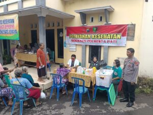 Warga Doropayung Mengeluh Kesehatan Tergerus Banjir, Kapolresta Pati Beri Pengobatan Gratis