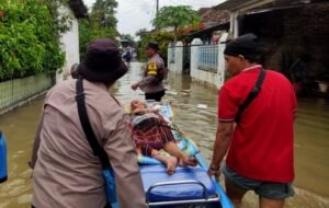 Lansia Terpaksa Dievakuasi dari Banjir: Cerita Rohaidah (82) dari Desa Doropayung