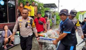 Evakuasi Lansia Rohaidah (82) dari Banjir: Kisah Haru di Tengah Bencana Alam