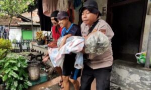 Aksi Heroik, TNI-Polri Evakuasi Lansia Sakit yang Terjebak Banjir di Juwana Pati