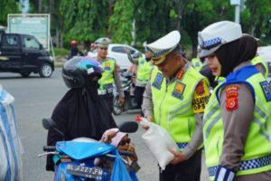 100 Takjil Dibagikan Polantas Aceh Setiap Hari Selama Ramadhan,