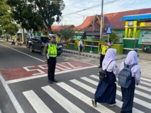 Jaga Keselamatan Siswa yang Menyeberang Jalan oleh Polisi Lalulintas