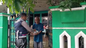 Korban Banjir di Kedungpancing Terima Bantuan Nasi Bungkus dari Babinsa dan Bhabinkamtibmas