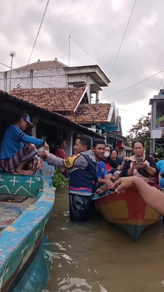 Dampak Banjir di Juwana: Bantuan Nasi Bungkus Sambut Harapan Warga untuk Kembali Beraktivitas Normal