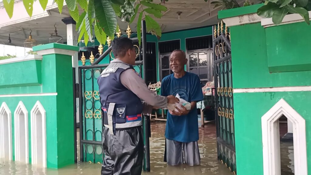 Bagikan Nasi Gratis ke Korban Banjir di Juwana Pati, TNI-Polri Gandeng Komunitas Warga