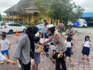 Ditlantas Polda Kalteng Terima Surat Cinta Dari Murid TK BCU Palangka Raya