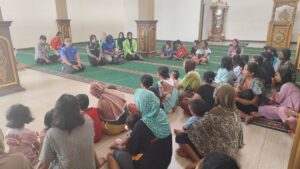 Sejumlah Anak-Anak Pengungsi Banjir Genuk Terima Trauma Healing dari Polrestabes Semarang